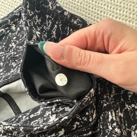 Lululemon Wunder Under Black & White 28” Leggings Size 4 - Picture 6 of 9